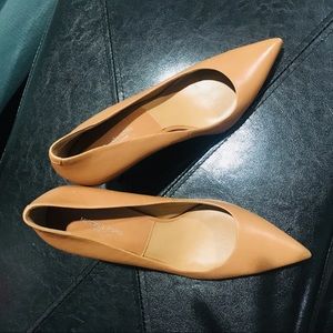 Michael Kors collection tan classic pumps